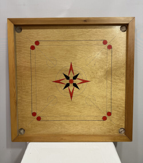 Carrom Brett aus Holz mit handgefertigtem Spielfelddesign