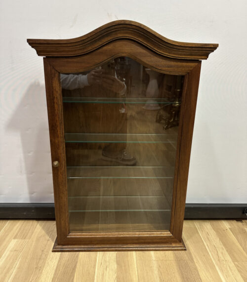 Vintage Vitrinenschrank aus Holz mit Glasböden und geschwungenem Aufsatz 1970er Jahre