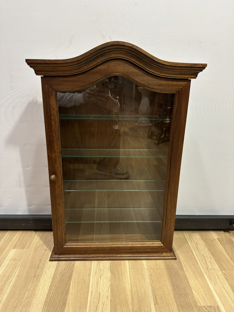 Vintage Vitrinenschrank aus Holz mit Glasböden und geschwungenem Aufsatz 1970er Jahre