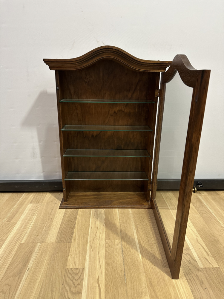 Vintage Vitrinenschrank aus Holz mit Glasböden und geschwungenem Aufsatz 1970er Jahre – Bild 2
