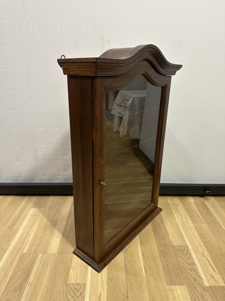 Vintage Vitrinenschrank aus Holz mit Glasböden und geschwungenem Aufsatz 1970er Jahre – Bild 3
