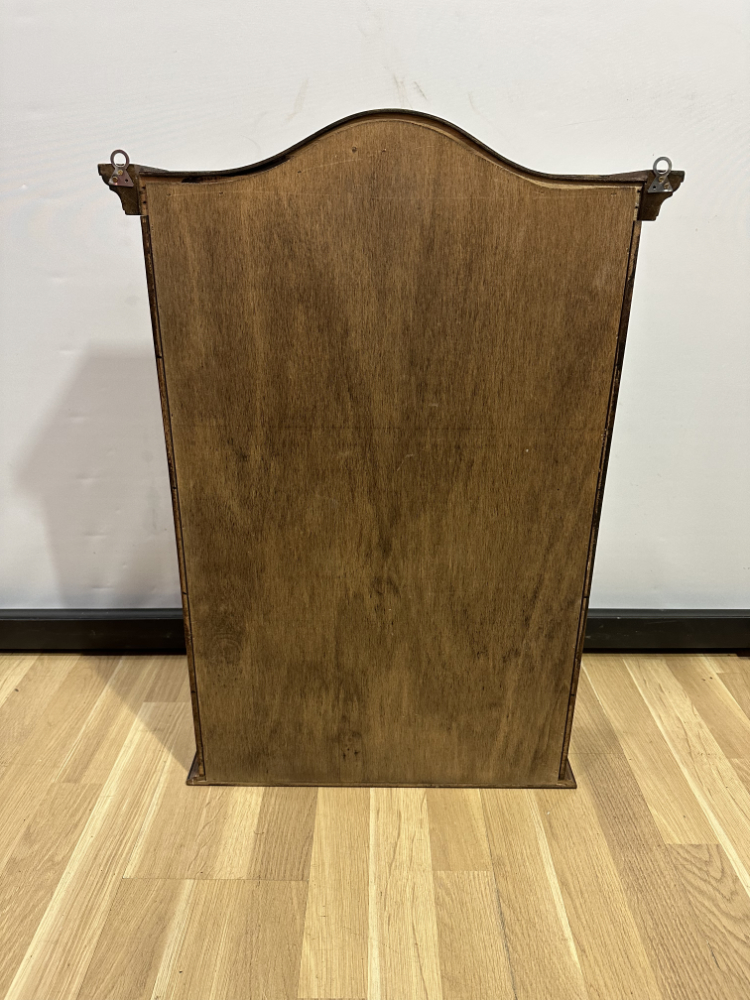Vintage Vitrinenschrank aus Holz mit Glasböden und geschwungenem Aufsatz 1970er Jahre – Bild 4
