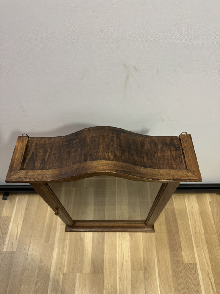 Vintage Vitrinenschrank aus Holz mit Glasböden und geschwungenem Aufsatz 1970er Jahre – Bild 6