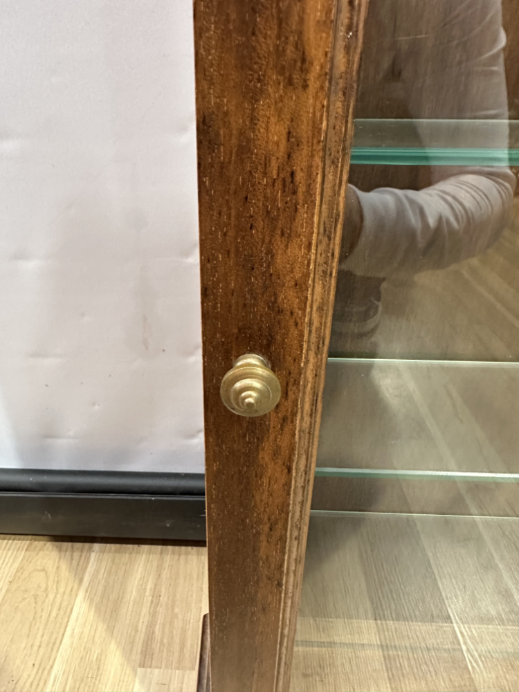 Vintage Vitrinenschrank aus Holz mit Glasböden und geschwungenem Aufsatz 1970er Jahre – Bild 8