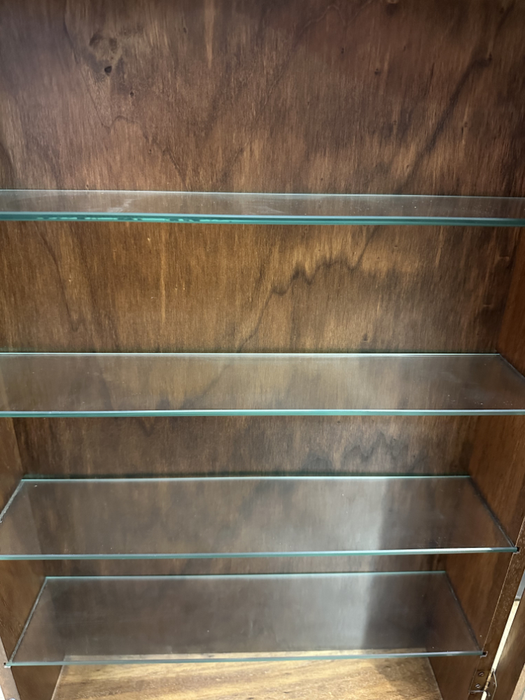 Vintage Vitrinenschrank aus Holz mit Glasböden und geschwungenem Aufsatz 1970er Jahre – Bild 7