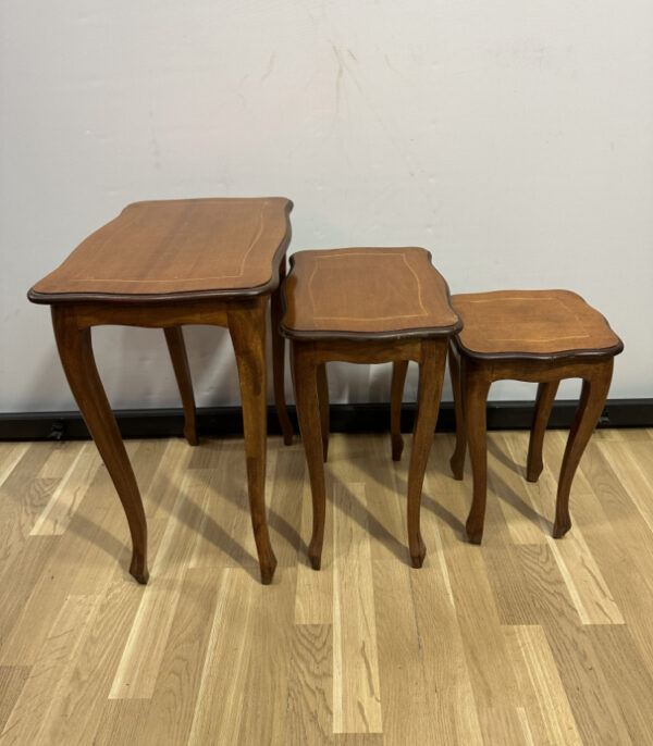 Vintage Louis XV Beistelltisch-Set aus massivem Nussbaum mit Intarsien, 3-teilig