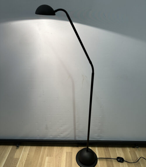 Moderne schwarze Stehleuchte mit verstellbarem Arm und Halogenlicht (um 2000)