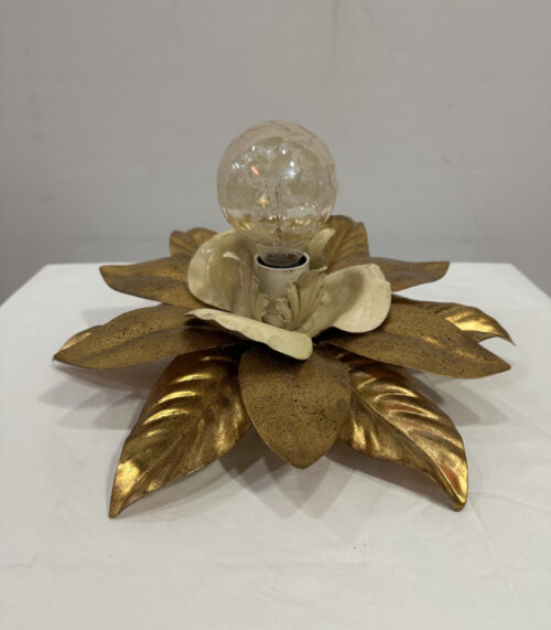 Florale Wandleuchte aus Metall in Gold-Creme