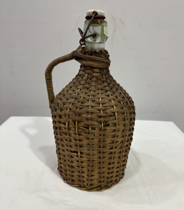 Vintage Glasflasche mit Korbgeflecht und Bügelverschluss ca. 1950er Jahre