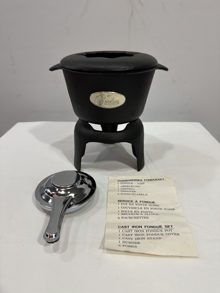 Vintage Fondue Set aus Gusseisen mit Brenner und Deckel ca. 1970er Jahre