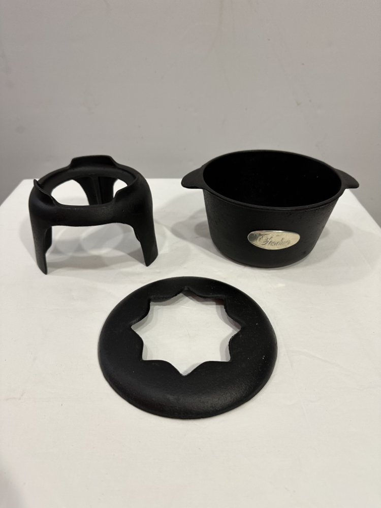 Vintage Fondue Set aus Gusseisen mit Brenner und Deckel ca. 1970er Jahre – Bild 6