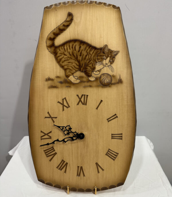 Wanduhr aus Holz mit Katze und Wollknäuel – Trummer Switzerland
