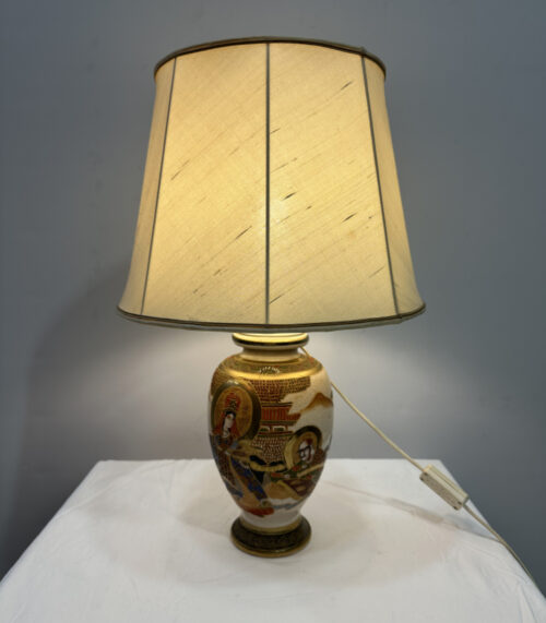 Vintage Satsuma Tischlampe aus Japan mit handbemalten Figuren und Stoffschirm
