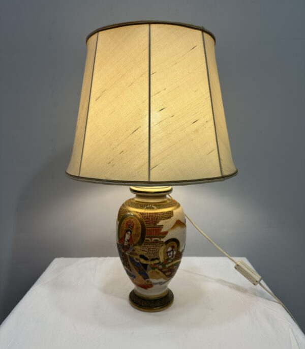 Vintage Satsuma Tischlampe aus Japan mit handbemalten Figuren und Stoffschirm