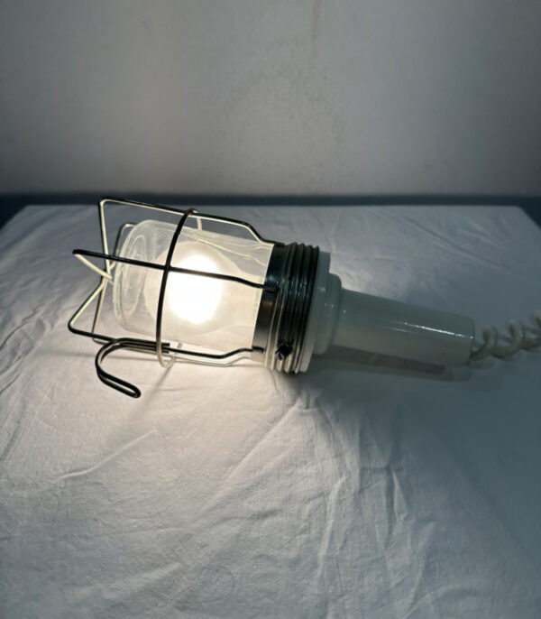 Vintage Industrieleuchte mit Metallsockel und Schutzkorb, ca. 1960er Jahre