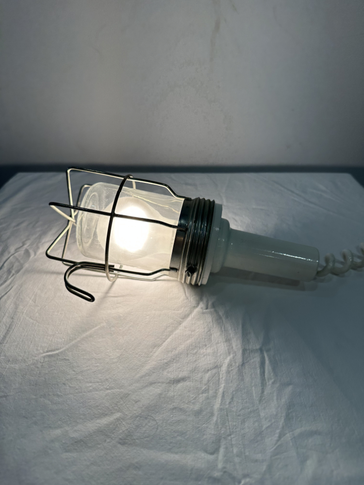 Vintage Industrieleuchte mit Metallsockel und Schutzkorb, ca. 1960er Jahre
