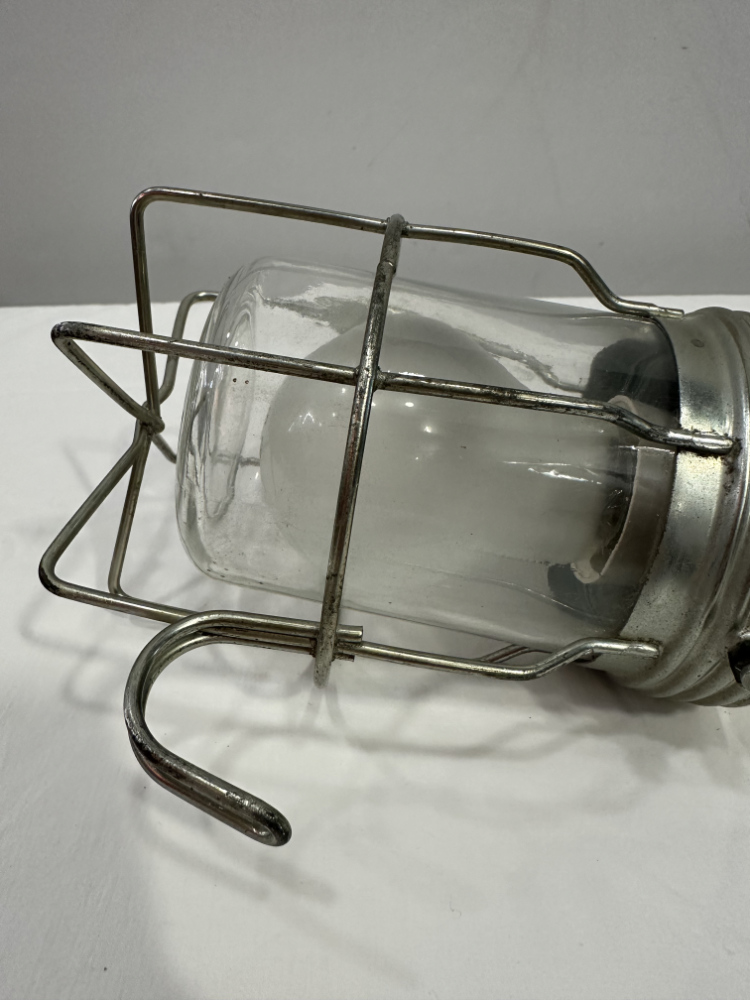 Vintage Industrieleuchte mit Metallsockel und Schutzkorb, ca. 1960er Jahre – Bild 10