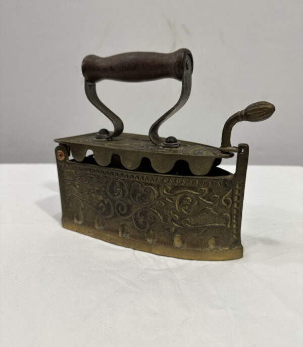 Antikes Kohlebügeleisen aus Messing mit Holzgriff und Ornamentdekor