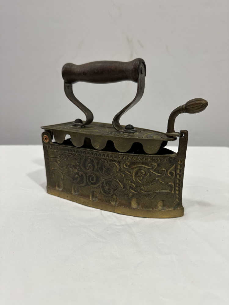 Antikes Kohlebügeleisen aus Messing mit Holzgriff und Ornamentdekor