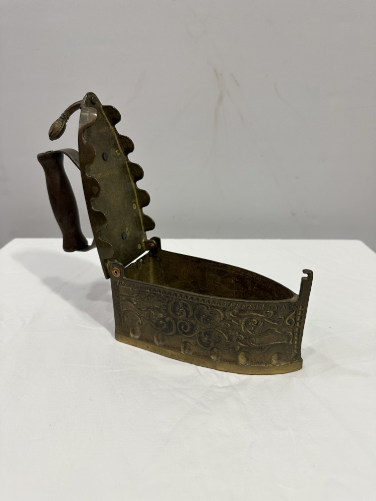 Antikes Kohlebügeleisen aus Messing mit Holzgriff und Ornamentdekor – Bild 2