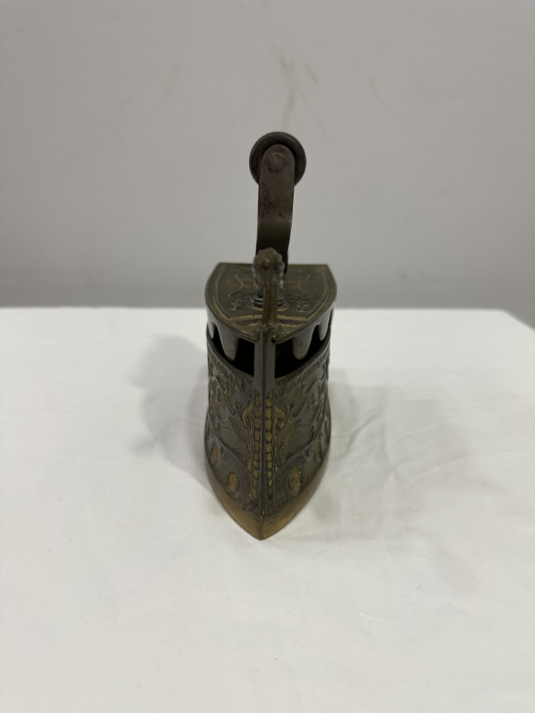 Antikes Kohlebügeleisen aus Messing mit Holzgriff und Ornamentdekor – Bild 3