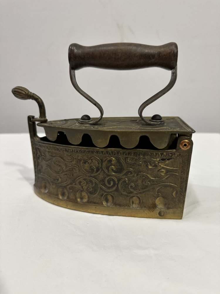 Antikes Kohlebügeleisen aus Messing mit Holzgriff und Ornamentdekor – Bild 4