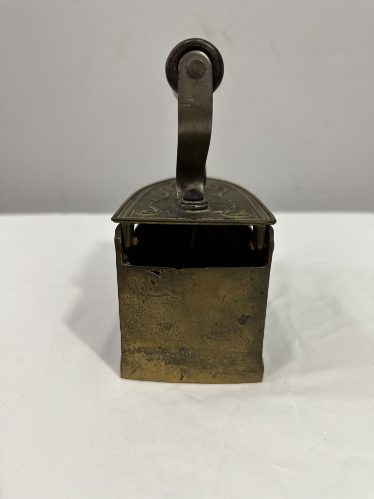 Antikes Kohlebügeleisen aus Messing mit Holzgriff und Ornamentdekor – Bild 5