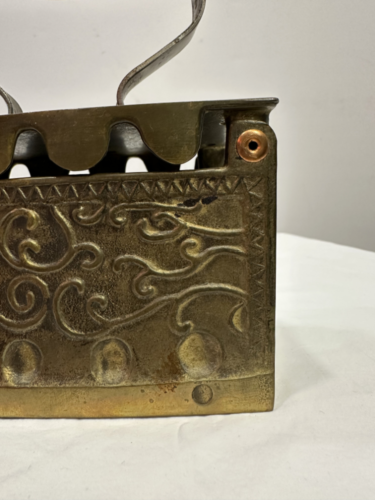 Antikes Kohlebügeleisen aus Messing mit Holzgriff und Ornamentdekor – Bild 6