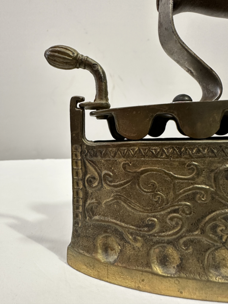 Antikes Kohlebügeleisen aus Messing mit Holzgriff und Ornamentdekor – Bild 7