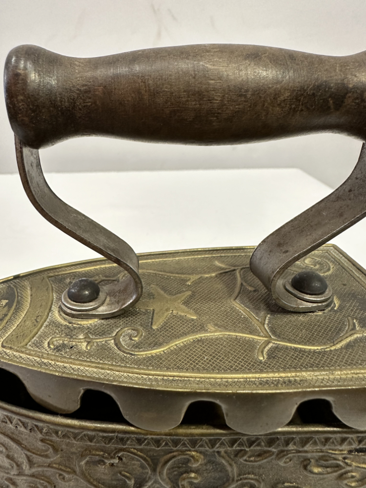 Antikes Kohlebügeleisen aus Messing mit Holzgriff und Ornamentdekor – Bild 8