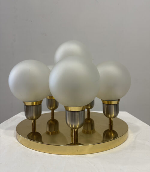 Vintage Mid Century Deckenlampe mit sechs Milchglas Kugeln auf Messingbasis ca. 1970er Jahre