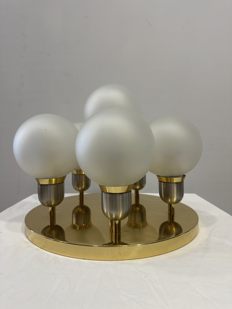 Vintage Mid Century Deckenlampe mit sechs Milchglas Kugeln auf Messingbasis ca. 1970er Jahre