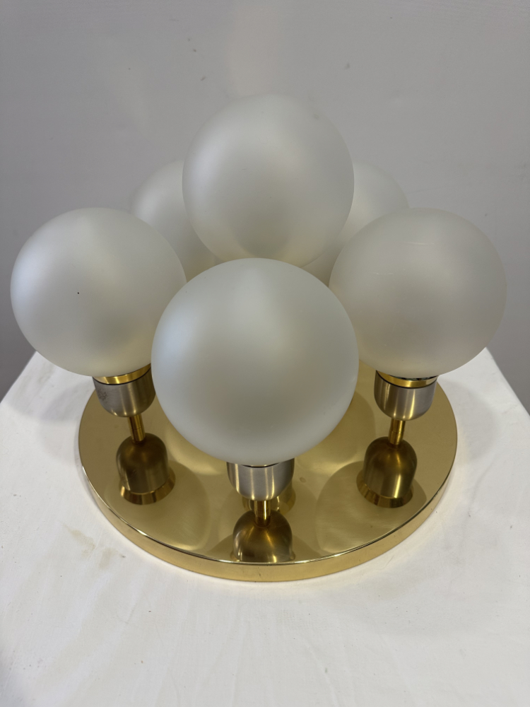 Vintage Mid Century Deckenlampe mit sechs Milchglas Kugeln auf Messingbasis ca. 1970er Jahre – Bild 2