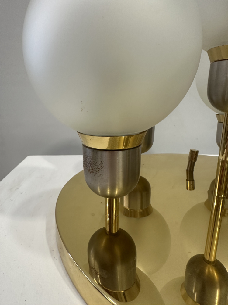 Vintage Mid Century Deckenlampe mit sechs Milchglas Kugeln auf Messingbasis ca. 1970er Jahre – Bild 3