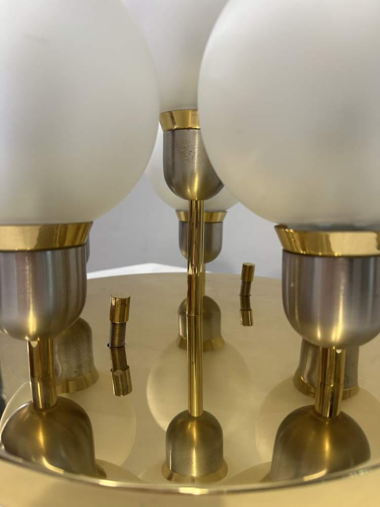 Vintage Mid Century Deckenlampe mit sechs Milchglas Kugeln auf Messingbasis ca. 1970er Jahre – Bild 4