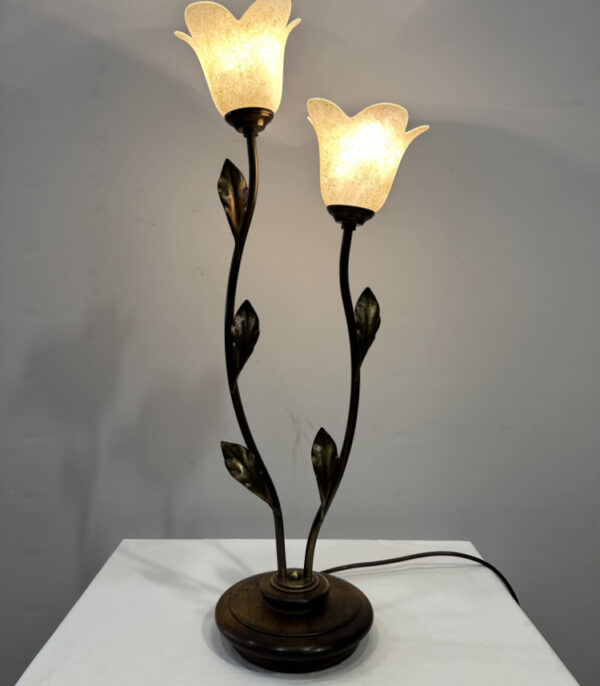 Vintage Jugendstil Tischlampe mit floralen Glasblüten und Holzfuss ca. 1980er Jahre