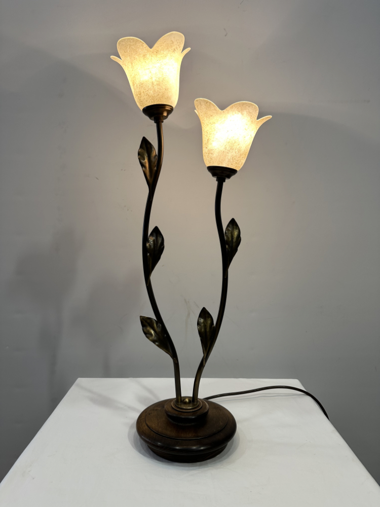 Vintage Jugendstil Tischlampe mit floralen Glasblüten und Holzfuss ca. 1980er Jahre