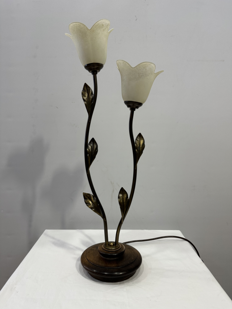 Vintage Jugendstil Tischlampe mit floralen Glasblüten und Holzfuss ca. 1980er Jahre – Bild 2