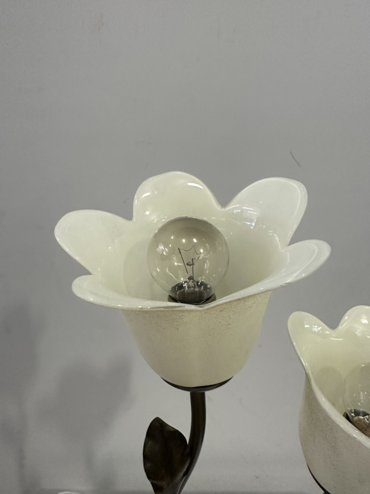Vintage Jugendstil Tischlampe mit floralen Glasblüten und Holzfuss ca. 1980er Jahre – Bild 3