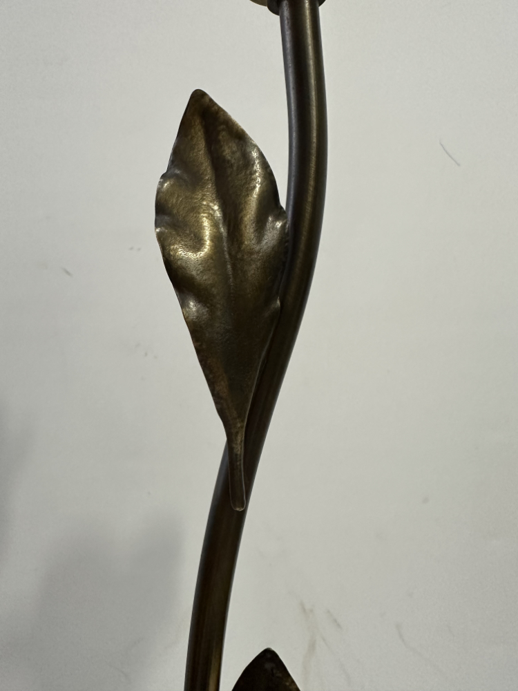 Vintage Jugendstil Tischlampe mit floralen Glasblüten und Holzfuss ca. 1980er Jahre – Bild 4