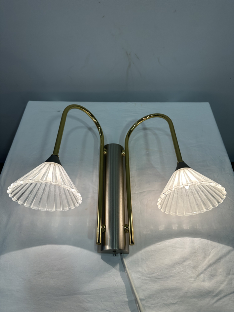 Vintage Wandleuchte mit Doppelarm und Glas Lampenschirmen, ca. 1980er Jahre