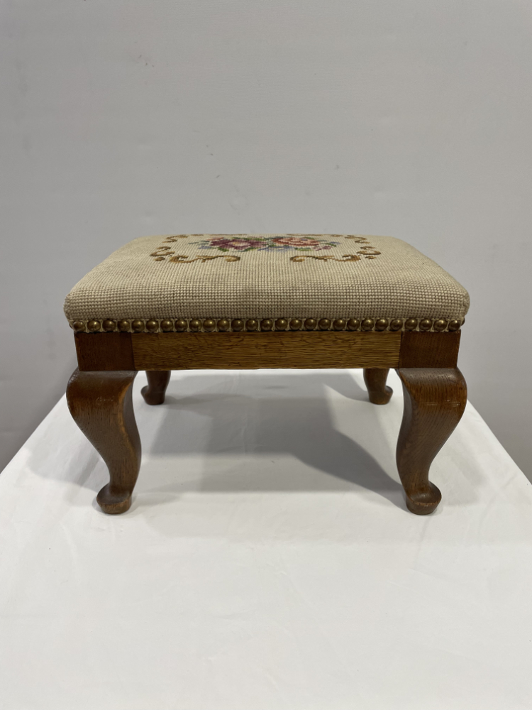 Antiker Hocker im Barockstil mit floraler Stickerei, ca. 1920er Jahre
