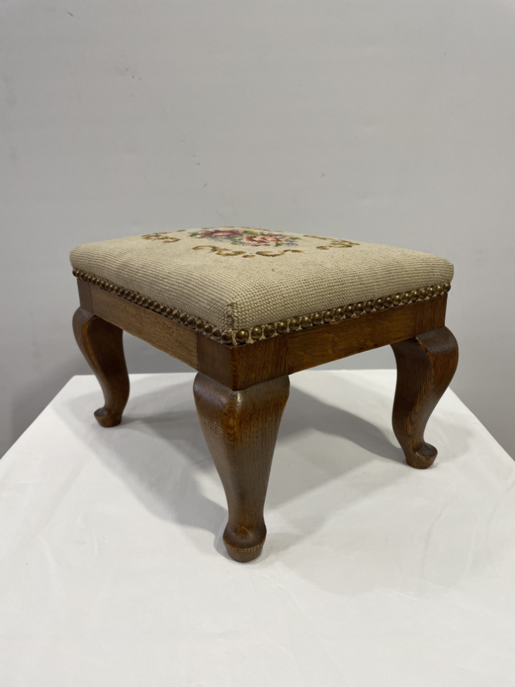 Antiker Hocker im Barockstil mit floraler Stickerei, ca. 1920er Jahre – Bild 2
