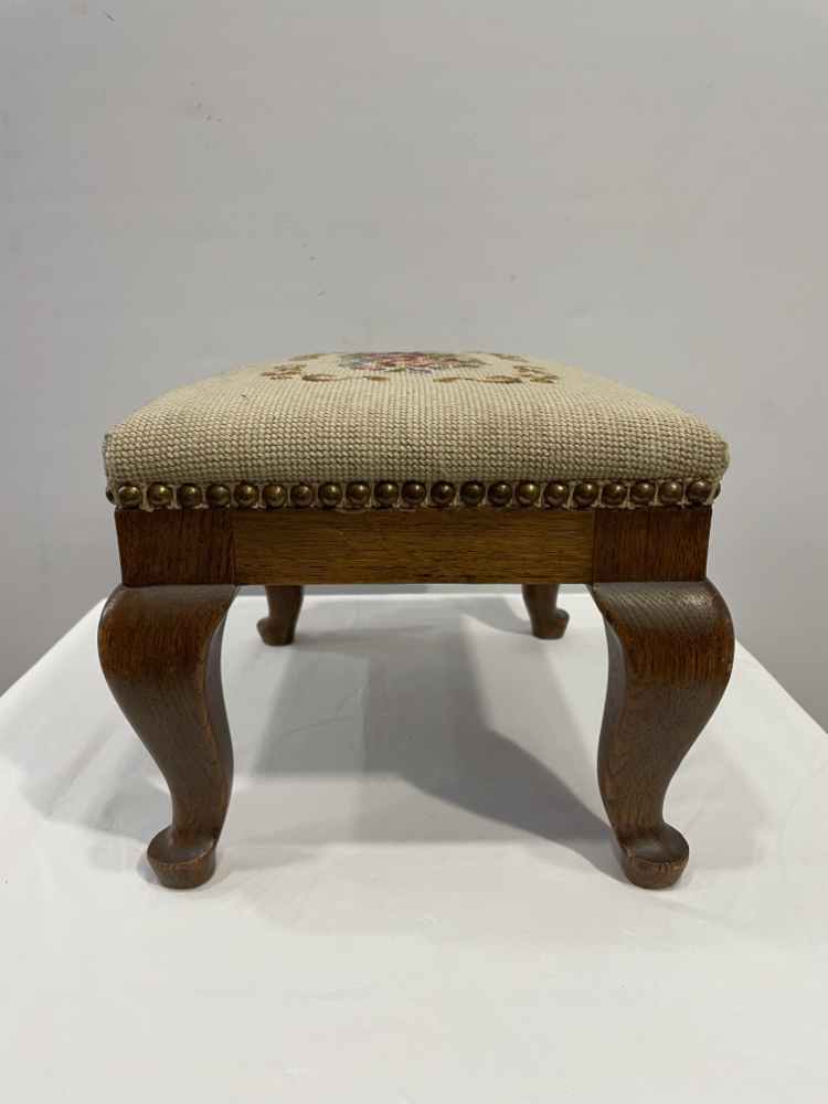 Antiker Hocker im Barockstil mit floraler Stickerei, ca. 1920er Jahre – Bild 3