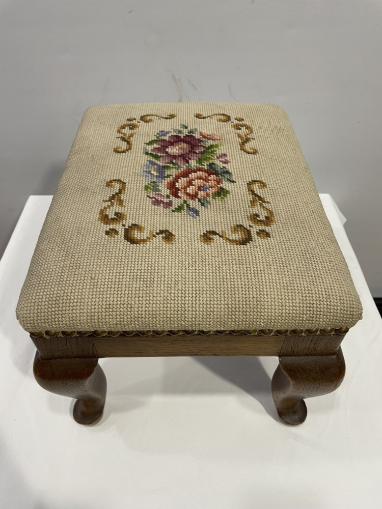 Antiker Hocker im Barockstil mit floraler Stickerei, ca. 1920er Jahre – Bild 4