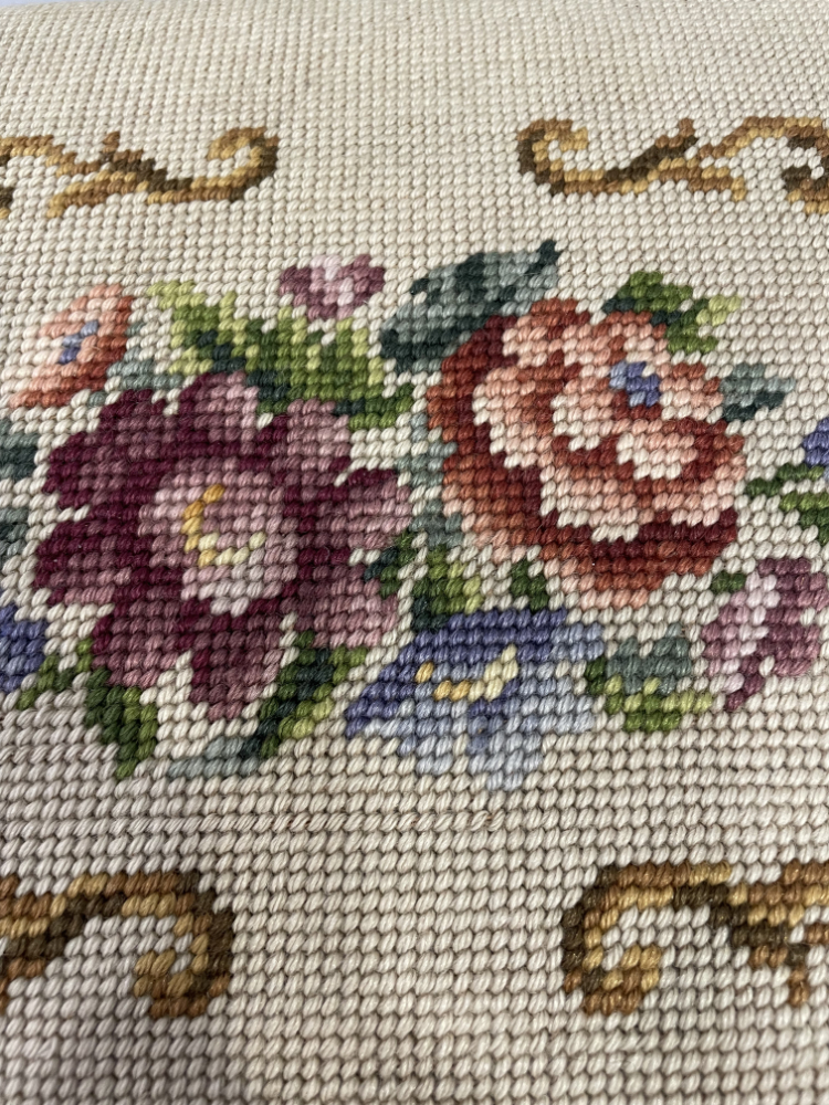 Antiker Hocker im Barockstil mit floraler Stickerei, ca. 1920er Jahre – Bild 7