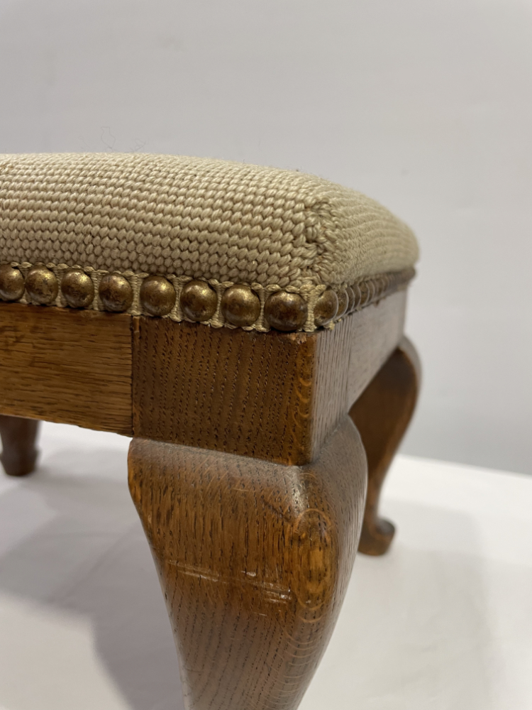 Antiker Hocker im Barockstil mit floraler Stickerei, ca. 1920er Jahre – Bild 6