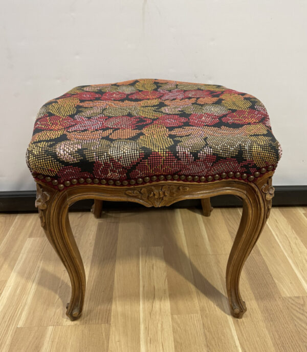 Antiker Hocker im Stil Louis XV mit floraler Stickerei, frühes 20. Jahrhundert