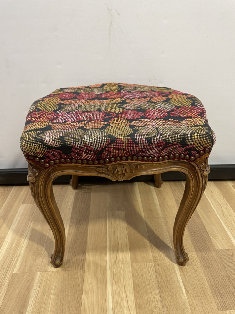 Antiker Hocker im Stil Louis XV mit floraler Stickerei, frühes 20. Jahrhundert