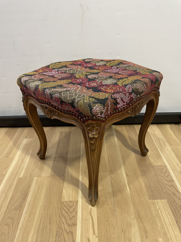 Antiker Hocker im Stil Louis XV mit floraler Stickerei, frühes 20. Jahrhundert – Bild 2